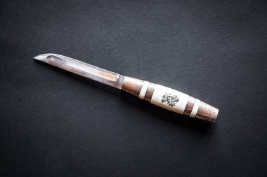 avcı muharebe el beyaz zemin üzerine izole bıçak yapımı