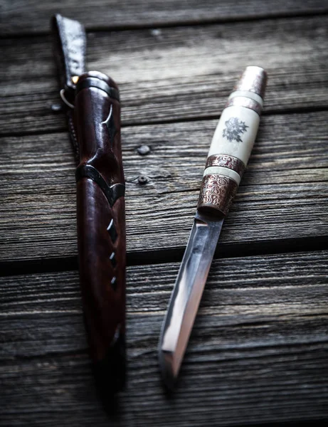 Cuchillo de combate Hunter hecho a mano aislado sobre fondo blanco — Foto de Stock