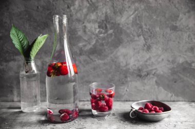 Çilek su koyu gri arka plan üzerinde. Sağlıklı gıda, meyve. Bir buket çiçek dekorasyon olarak