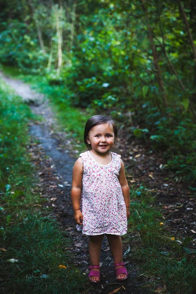 Bambina che cammina nel parco — Foto Stock