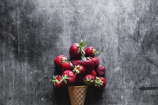 Färska jordgubbar i cup på golvet grå cement — Stockfoto