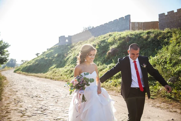 Belo casal jovem. A noiva e o noivo na natureza. Dia do casamento. Roupa de férias — Fotografia de Stock