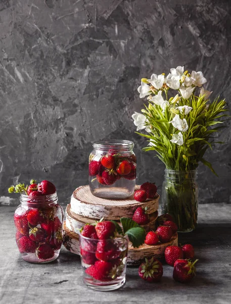Färska jordgubbar i rutan på vintage träbord, hälsosam mat, frukt — Stockfoto