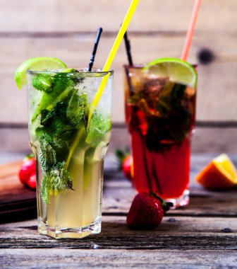 Gelenek yaz içki mojito limon ve nane, çilek ile