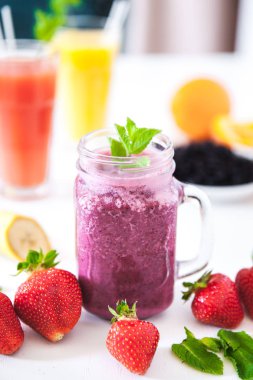 Yaban mersini smoothies çilek ile beyaz bir arka plan üzerinde