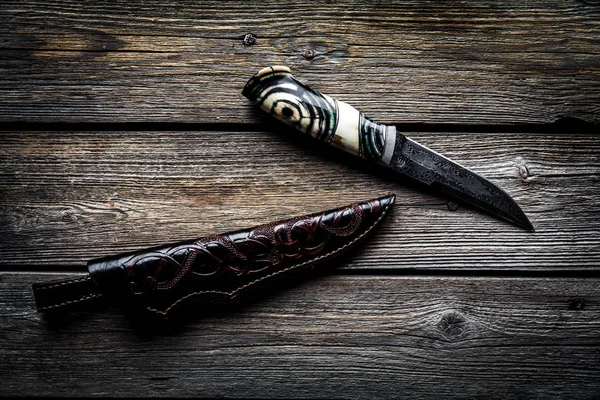 Cuchillo hecho a mano de acero y mango de madera — Foto de Stock