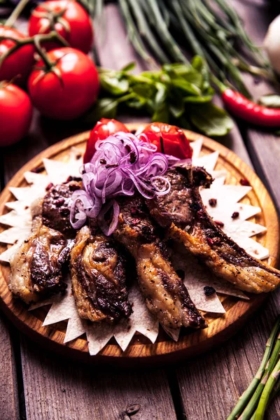 Горячее мясо - ребра с помидорами — стоковое фото