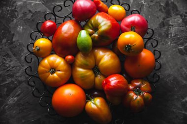 Gri bir arka plan, sağlıklı gıda, sebze domates