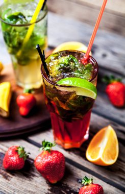 Gelenek yaz içki mojito limon ve nane, çilek ile