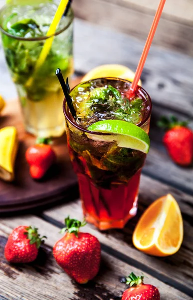 Gelenek yaz içki mojito limon ve nane, çilek ile