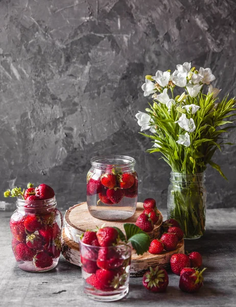 Färska jordgubbar i rutan på vintage träbord, hälsosam mat, frukt — Stockfoto