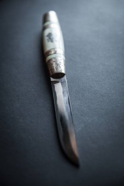 avcı muharebe el beyaz zemin üzerine izole bıçak yapımı