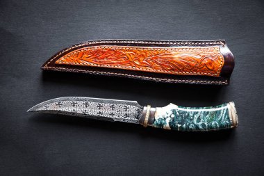 avcı muharebe el beyaz zemin üzerine izole bıçak yapımı