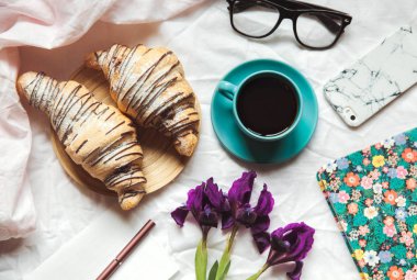 Yatakta kahvaltı. Sabah, kruvasan, kahve, çiçek ve bir defter bir kalem ile. Planlama