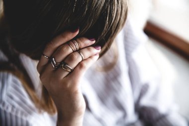 Arkadan görünüşü güzel genç kadın onun saç, moda, stil, yüzük ayarlama