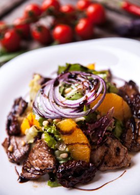 Dana ve portakal dilimleri ve taze ot salatası