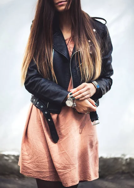 Mujer joven con chaqueta de cuero, hombre, moda, estilo —  Fotos de Stock