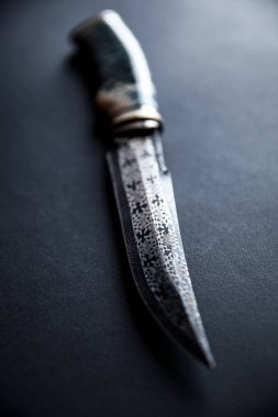 avcı muharebe el beyaz zemin üzerine izole bıçak yapımı