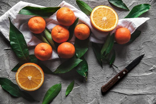 Цитрусовые на столе: мандарин, мандарин с ножом. Свежие органические сочные фрукты . — стоковое фото
