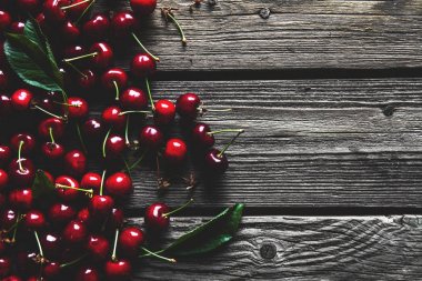 ahşap masa üzerinde taze kiraz, sağlıklı gıda, meyve