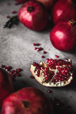 Nar meyvesi. Kopya alanı ile rustik gri arka plan üzerinde olgun ve sulu nar