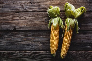 Tahta masada taze mısır.