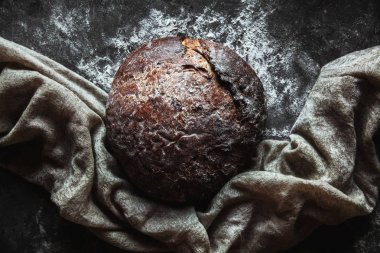 Siyah ekmek üzerinde siyah bir arka plan. Ev yapımı ekmek