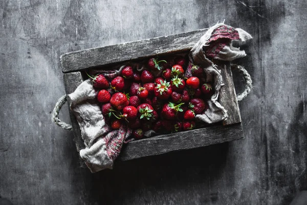 Ahşap antika masa, sağlıklı gıda, meyve kutusunda taze çilek — Stok fotoğraf