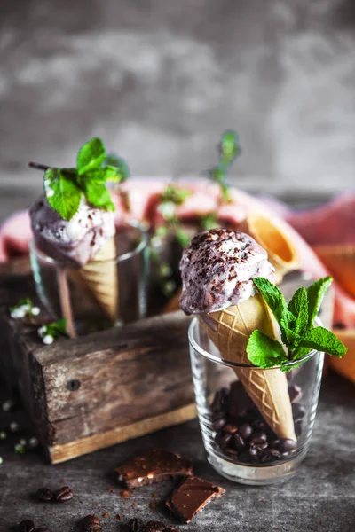 Choklad glass och vårblommor — Stockfoto