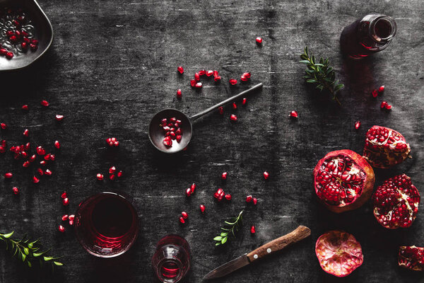 Гранат на черном текстурированном фоне. Изображение в виде текста
.