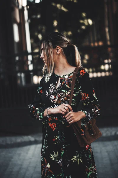 Szczęśliwa młoda kobieta piękne spaceru w miasto mody ulicznej stylowy model noszenia kwiatowy wydruku sukienka — Zdjęcie stockowe