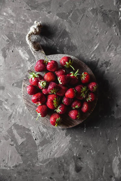 Jordgubbar på en grå bakgrund. Frisk och fräsch mat, frukt — Stockfoto