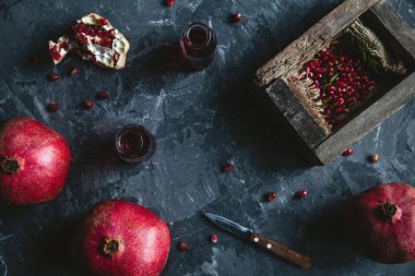 Taze nar mezarda. Gri bir arka plan üzerinde. Üstten görünüm. Kopya alanı.