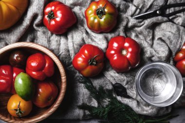 Ahşap zemin üzerinde taze kiraz domatesleri