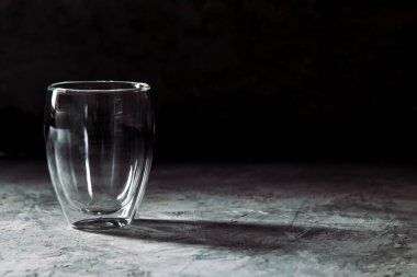 Siyah arkaplanda cam