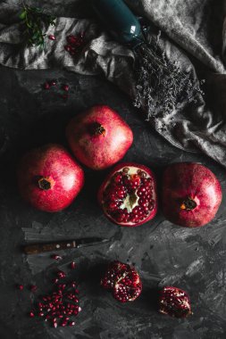 Bir havlu, sağlıklı gıda, meyve ile karanlık bir arka planda nar güzel bileşimi