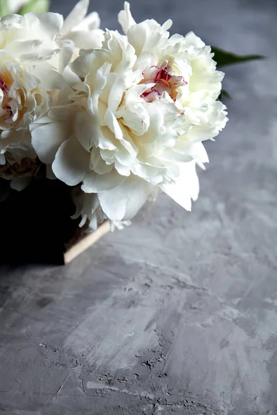 Peonies in wooden box. — Stock Photo, Image