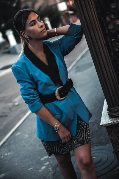 Mooie jonge brunette vrouw het dragen van een blauwe jurk in de straat — Stockfoto