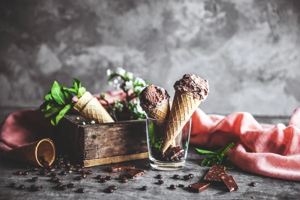 Шоколадное мороженое и весенние цветы — стоковое фото