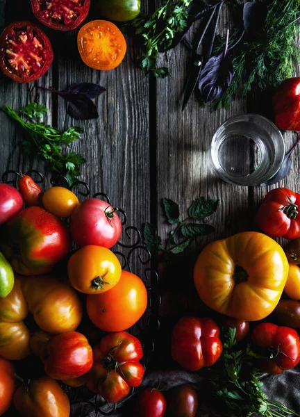 Tomat ceri segar di latar belakang kayu — Stok Foto