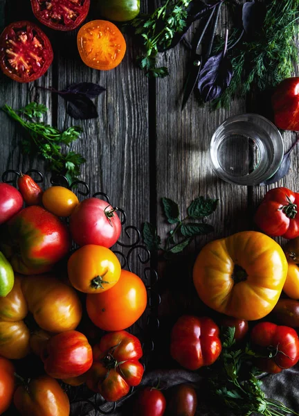 Verse kerstomaten op houten ondergrond — Stockfoto