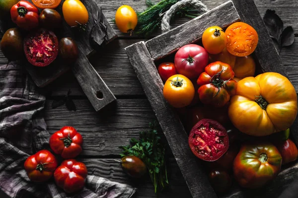 Tomates cherry frescos sobre fondo de madera —  Fotos de Stock