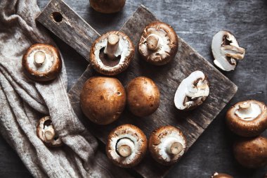 Vintage bir tahta ve bir mutfak havlusu siyah bir zemin üzerine Kraliyet mantar