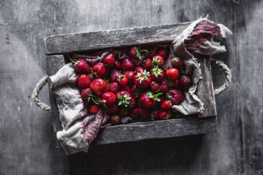Ahşap antika masa, sağlıklı gıda, meyve kutusunda taze çilek