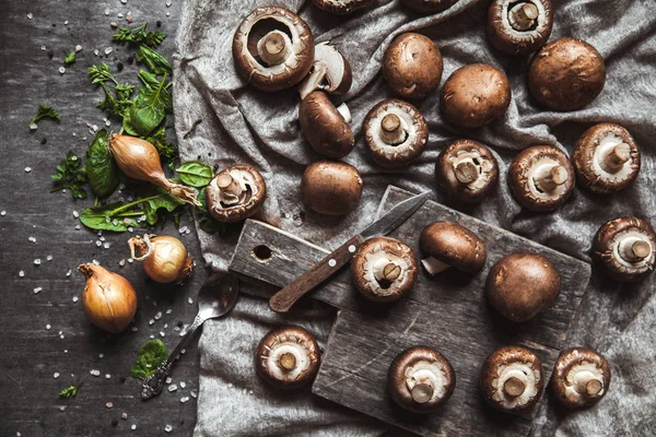 Setas reales en una toalla de cocina. Cocción de platos — Foto de Stock