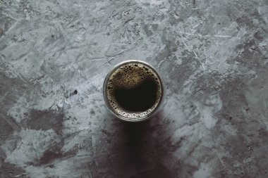 gri arka planda fotoğraflanan aromatik Türk kahvesi ile dolu büyük şeffaf cam