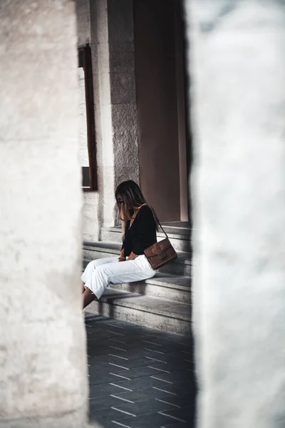 Femme habillée à la mode dans les rues — Photo