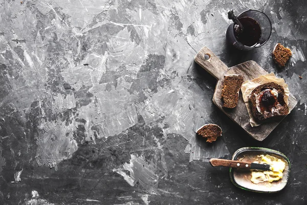 Хлеб с маслом и джемом в винтажном стиле на темном фоне — стоковое фото