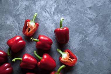 Gri arka planda taze biber