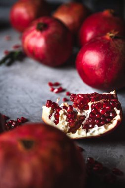 Nar meyve. Olgun ve sulu nar kopya alanı metniniz için rustik gri zemin üzerine.